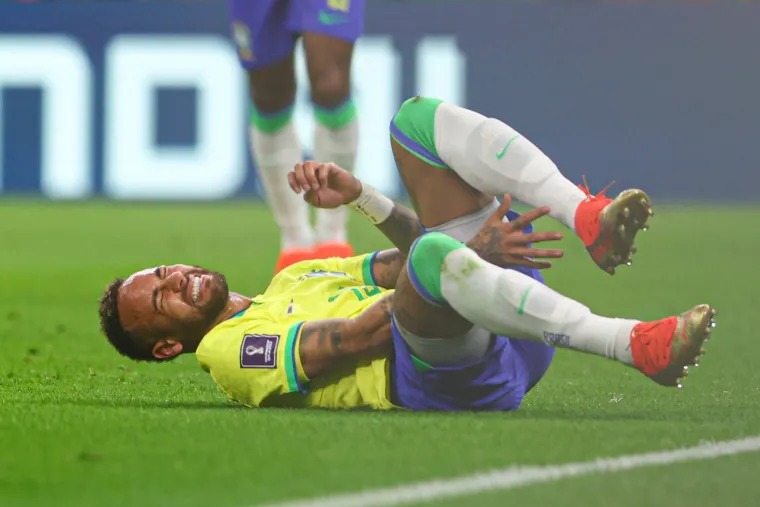 Srbi razbacali Neymara po cijelom terenu: Brazilskoj zvijezdi gležanj izgleda poput teniske loptice