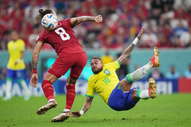 Srbi razbacali Neymara po cijelom terenu: Brazilskoj zvijezdi gležanj izgleda poput teniske loptice