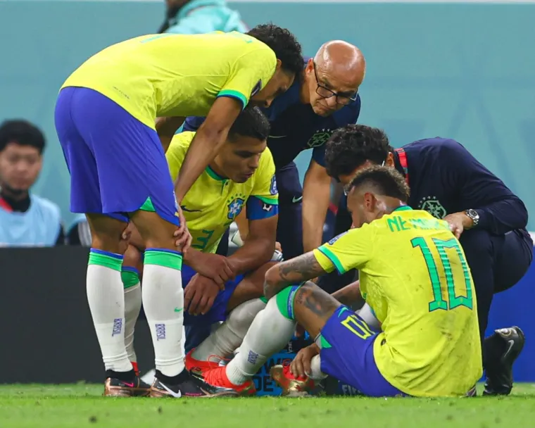 Srbi razbacali Neymara po cijelom terenu: Brazilskoj zvijezdi gležanj izgleda poput teniske loptice