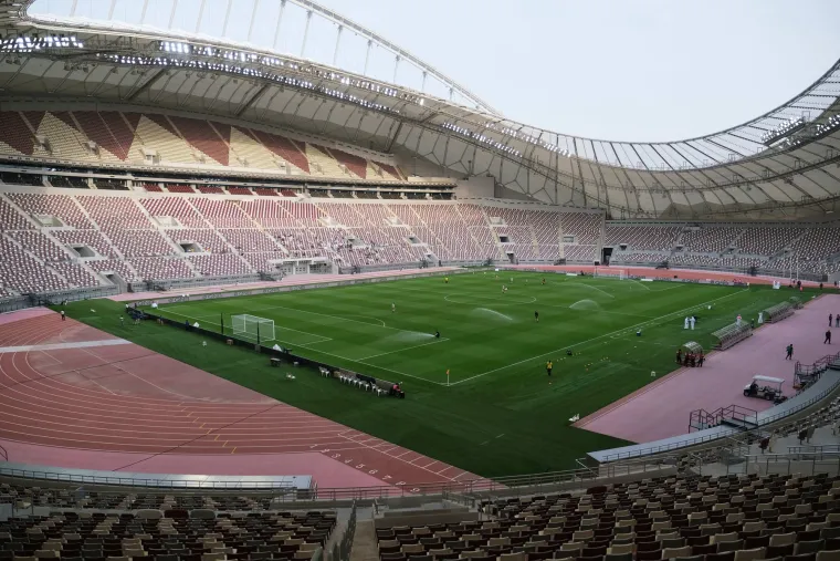 Dva dvostruka luka krasila su ovaj stadion kroz povijest, a ostali su netaknuti nakon rekonstrukcije. Na zapadnoj strani stadiona je izgrađen krov s velikim lukom koji je služio kao platforma za lansiranje vatrometa. Stadion je obnovljen i renoviran tek 2005. godine za potrebe Azijskih igara, a za održavanje Mundijala instaliran je novi sustav hlađenja.