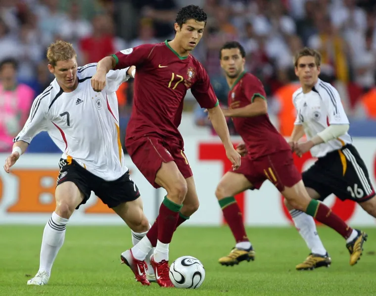 Ovo je Ronaldo danas u Kataru. A sjećate li se kako je izgledao na svom prvom Svjetskom prvenstvu?