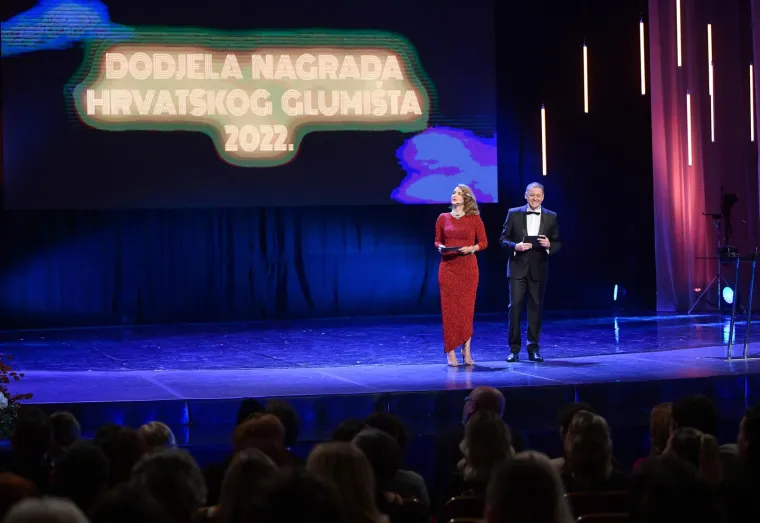 Sinoć nitko nije mogao skinuti pogled s Doris Pinčić, a veliku pozornost je privukao i njezin vjenčani prsten