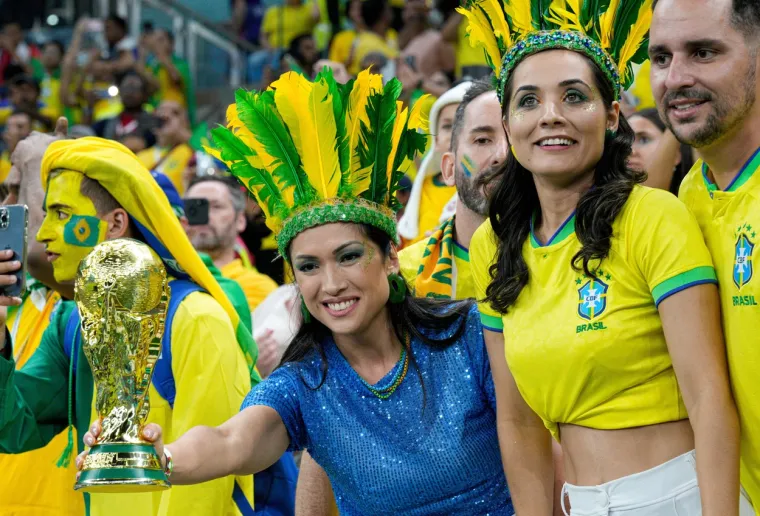 Sve boje svijeta na jednom mjestu: Pogledajte najbolja navijačka izdanja prvog kola SP-a