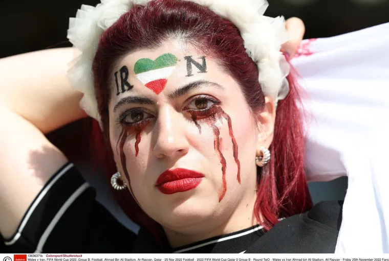 Iranci pjevali himnu prije utakmice na Svjetskom prvenstvu, navijači fućkali i plakali