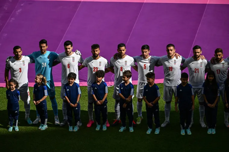 Iranci pjevali himnu prije utakmice na Svjetskom prvenstvu, navijači fućkali i plakali