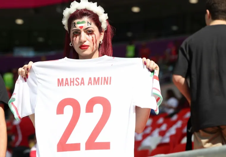 Iranci pjevali himnu prije utakmice na Svjetskom prvenstvu, navijači fućkali i plakali