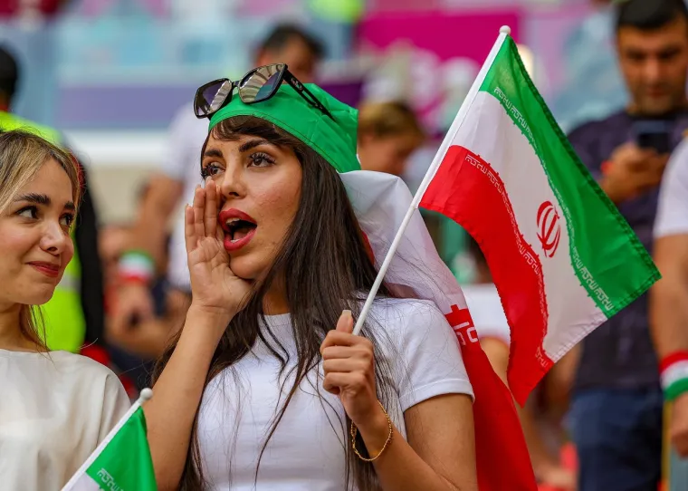 Iranci pjevali himnu prije utakmice na Svjetskom prvenstvu, navijači fućkali i plakali