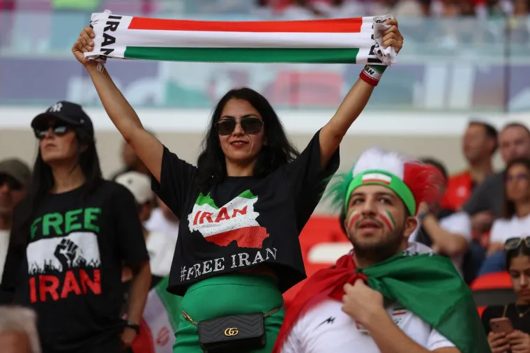 Iranci pjevali himnu prije utakmice na Svjetskom prvenstvu, navijači fućkali i plakali