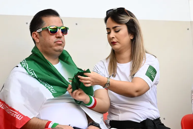 Iranci pjevali himnu prije utakmice na Svjetskom prvenstvu, navijači fućkali i plakali