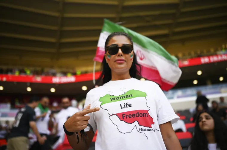 Iranci pjevali himnu prije utakmice na Svjetskom prvenstvu, navijači fućkali i plakali