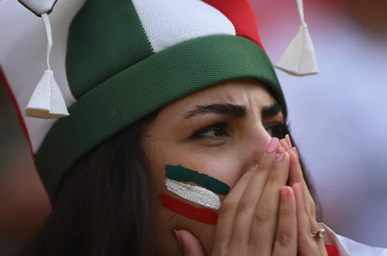 Iranci pjevali himnu prije utakmice na Svjetskom prvenstvu, navijači fućkali i plakali