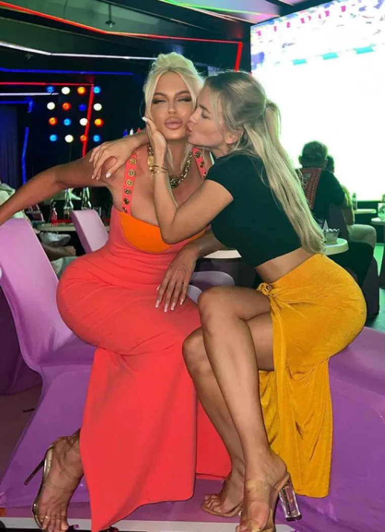 Jelena Karleuša sa svojim 'drugaricama' pokazala kako se navija za Srbiju: Izvijale se i tresle svojim vrijednim 'rekvizitima'