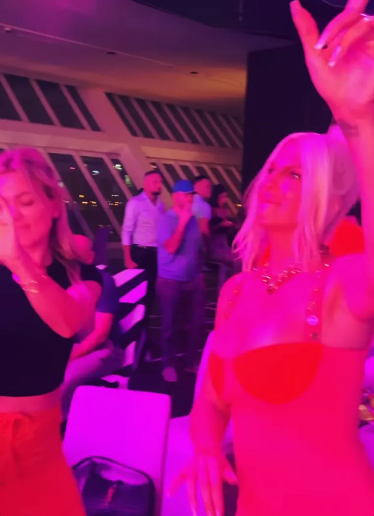Jelena Karleuša sa svojim 'drugaricama' pokazala kako se navija za Srbiju: Izvijale se i tresle svojim vrijednim 'rekvizitima'