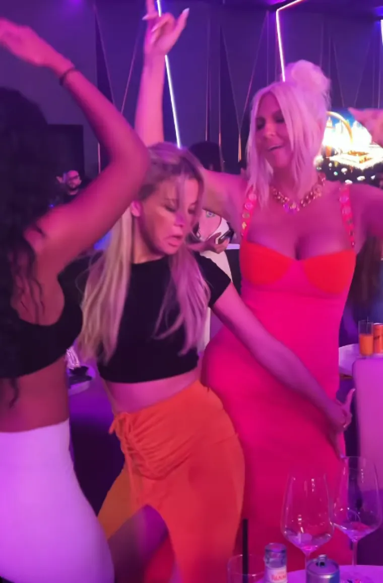 Jelena Karleuša sa svojim 'drugaricama' pokazala kako se navija za Srbiju: Izvijale se i tresle svojim vrijednim 'rekvizitima'