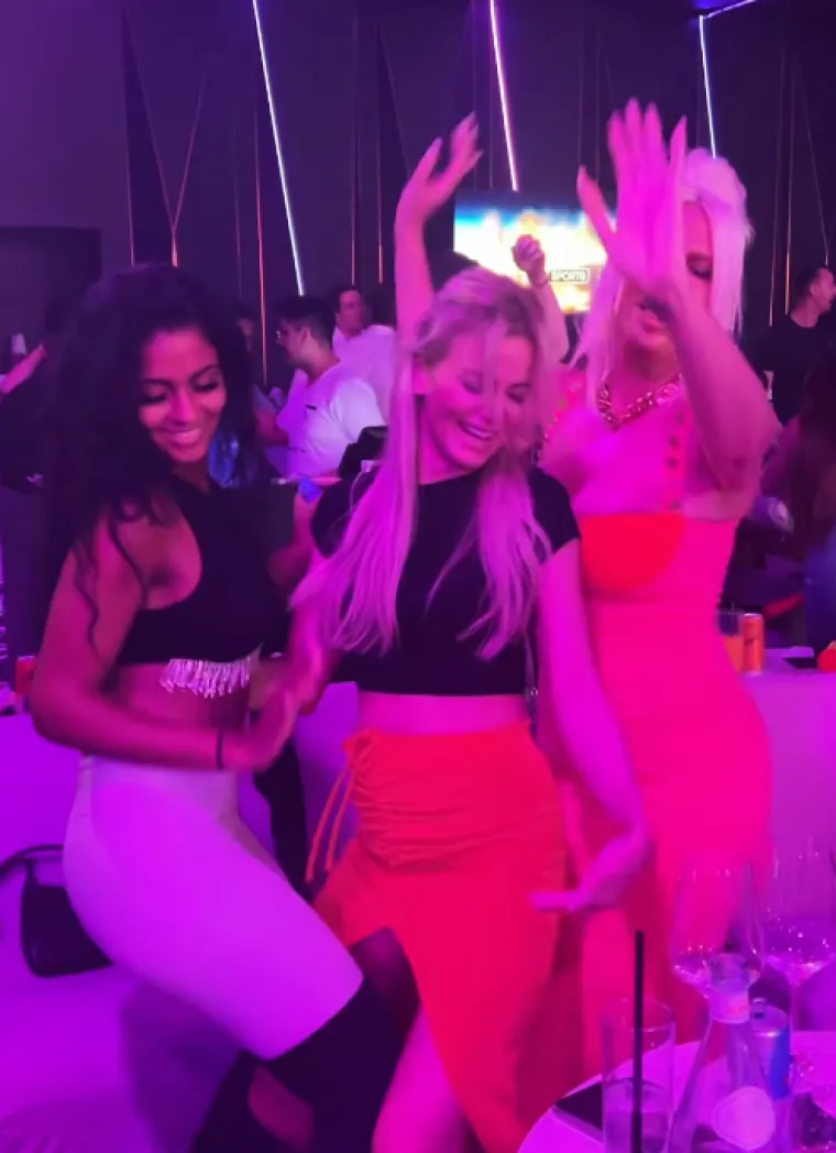 Jelena Karleuša sa svojim 'drugaricama' pokazala kako se navija za Srbiju: Izvijale se i tresle svojim vrijednim 'rekvizitima'