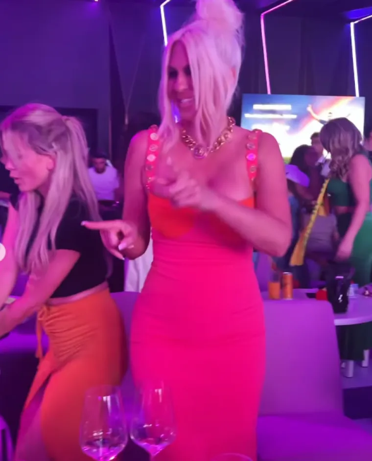 Jelena Karleu&scaron;a sa svojim 'drugaricama' pokazala kako se navija za Srbiju: Izvijale se i tresle svojim vrijednim 'rekvizitima'