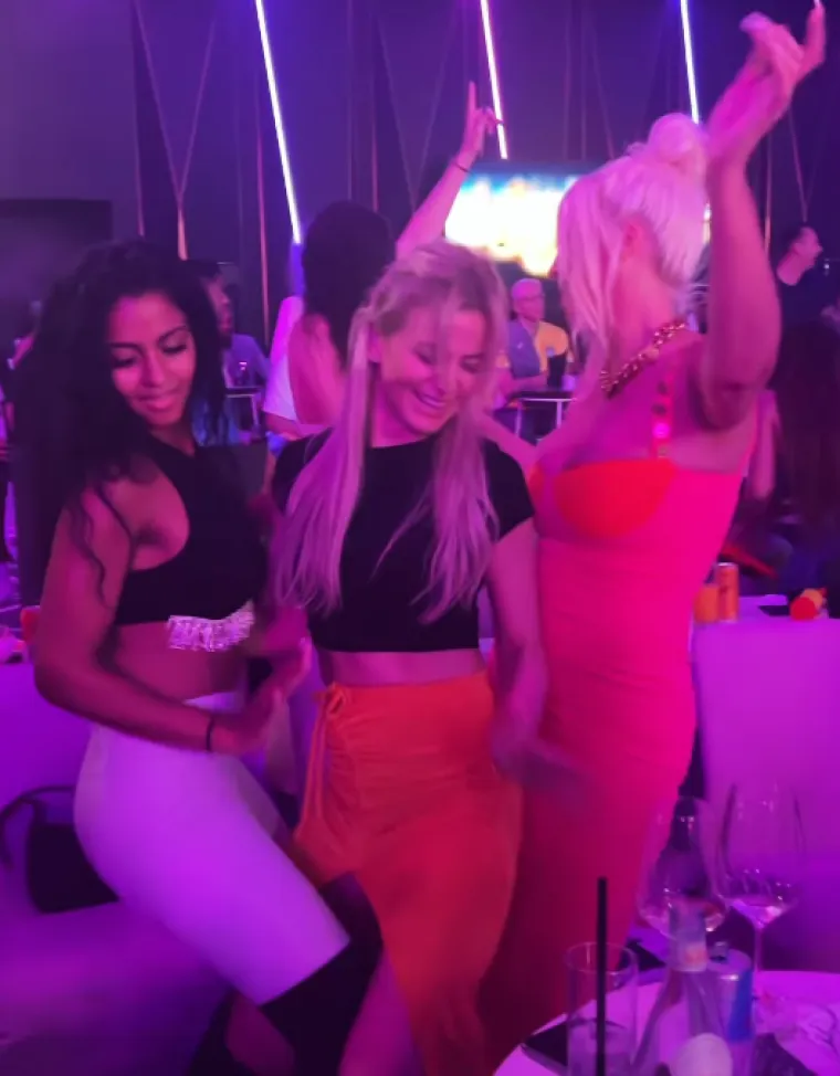 Jelena Karleu&scaron;a sa svojim 'drugaricama' pokazala kako se navija za Srbiju: Izvijale se i tresle svojim vrijednim 'rekvizitima'