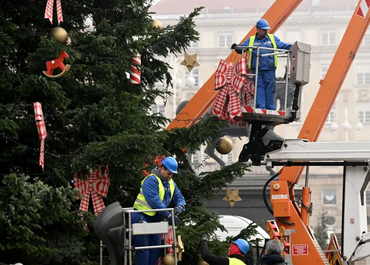 Na Jelačić trgu u Zagrebu jelka je podignuta, mašnice su ovješene, a ni Rijeka ne kasni s ukrašavanjem!
