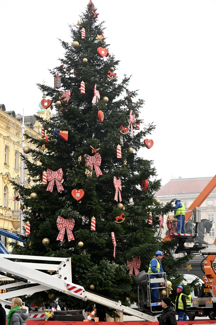 Na Jelačić trgu u Zagrebu jelka je podignuta, mašnice su ovješene, a ni Rijeka ne kasni s ukrašavanjem!