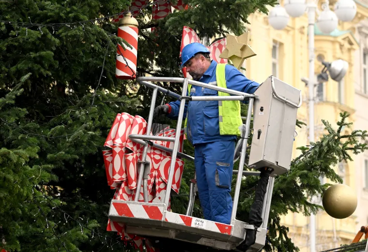 Na Jelačić trgu u Zagrebu jelka je podignuta, mašnice su ovješene, a ni Rijeka ne kasni s ukrašavanjem!