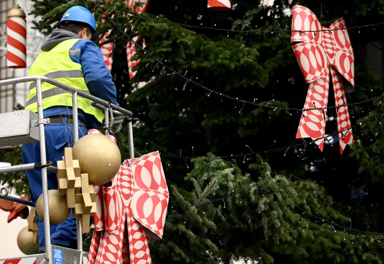 Na Jelačić trgu u Zagrebu jelka je podignuta, mašnice su ovješene, a ni Rijeka ne kasni s ukrašavanjem!
