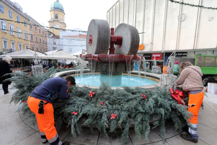 Na Jelačić trgu u Zagrebu jelka je podignuta, ma&scaron;nice su ovje&scaron;ene, a ni Rijeka ne kasni s ukra&scaron;avanjem!