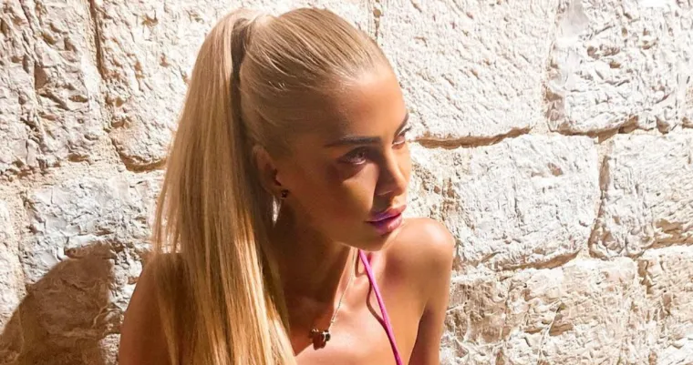 Sinoć je bodrila Srbiju, a u nedjelju će svim srcem navijati protiv Hrvatske: Vruća 'Sneki' plijeni pažnju gdje god se pojavi