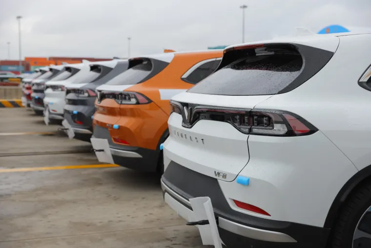 Novi igrači na globalnom tržištu: Pogledajte spektakularni trenutak kada su vijetnamski električni automobili krenuli put SAD-a