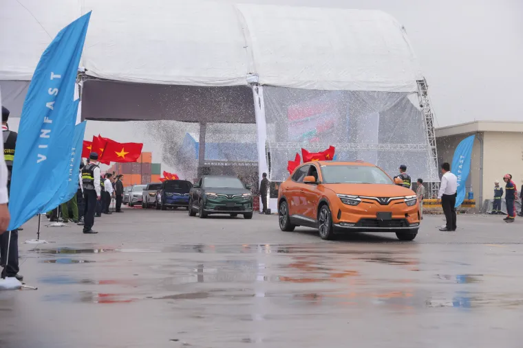 Novi igrači na globalnom tržištu: Pogledajte spektakularni trenutak kada su vijetnamski električni automobili krenuli put SAD-a