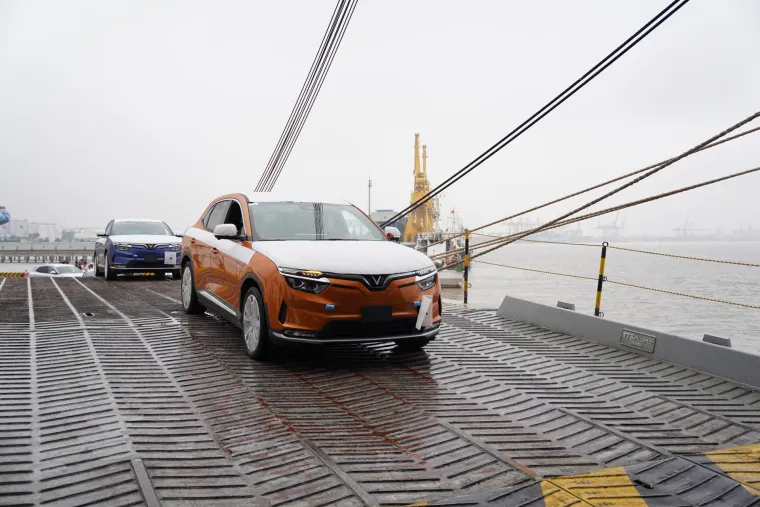 Novi igrači na globalnom tržištu: Pogledajte spektakularni trenutak kada su vijetnamski električni automobili krenuli put SAD-a