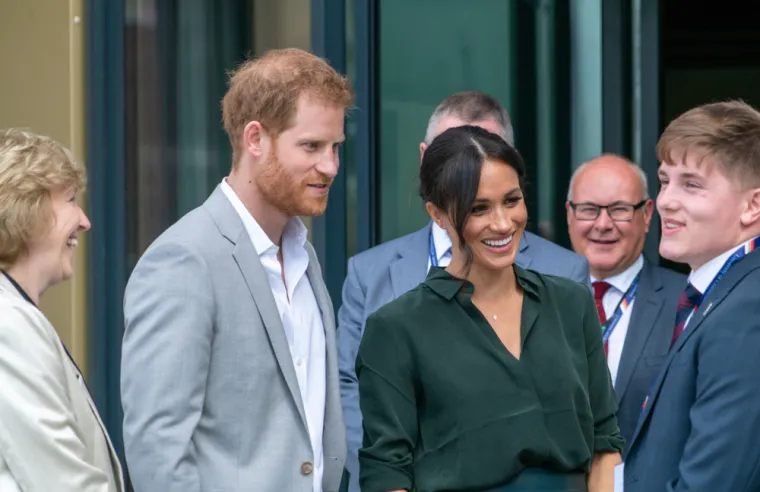 Kralj Charles poslao je Harryju i Meghan službeni poziv da se ostatku obitelji pridruže na ovogodišnjem božićnom slavlju koje se tradicionalno organizira u jednoj od kraljevskih rezidencija (dosad je to bio Balmoral, omiljena rezidencija kraljice Elizabete u kojoj je i preminula), no oni su poziv ipak odbili. 
