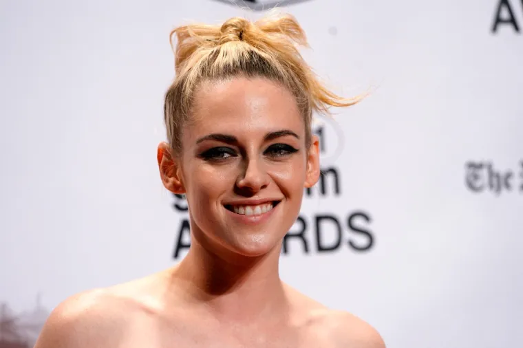 Zvijezda &apos;Sumraka&apos; Kristen Stewart neko je vrijeme bila poznata po vezi s kolegom Robertom Pattinsonom. Međutim, zvijezda je uvijek bila otvorena za istospolne veze, zbunjujući svoje obožavatelje svojim preferencijama. Kao što je Kristen sama primijetila, “Dugo sam bila drugačija. Osim ako ne kažete riječi, jer riječi su važne, još niste potpuno vani.” Sada je Kristen zaručena za scenaristicu Dylan Meyer. 