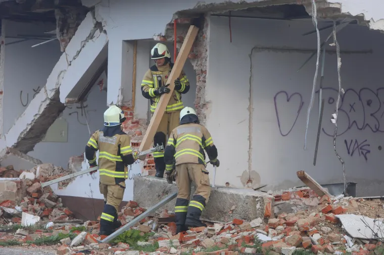 Kao da je potres bio danas: Izvlačenje ljudi preko prozora i otkopavanje cigli s auta