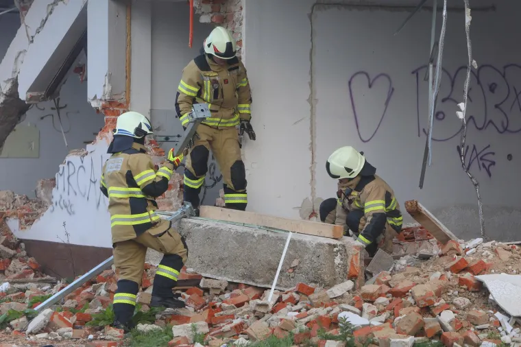 Kao da je potres bio danas: Izvlačenje ljudi preko prozora i otkopavanje cigli s auta