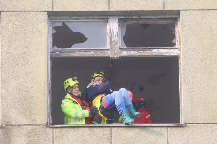 Kao da je potres bio danas: Izvlačenje ljudi preko prozora i otkopavanje cigli s auta