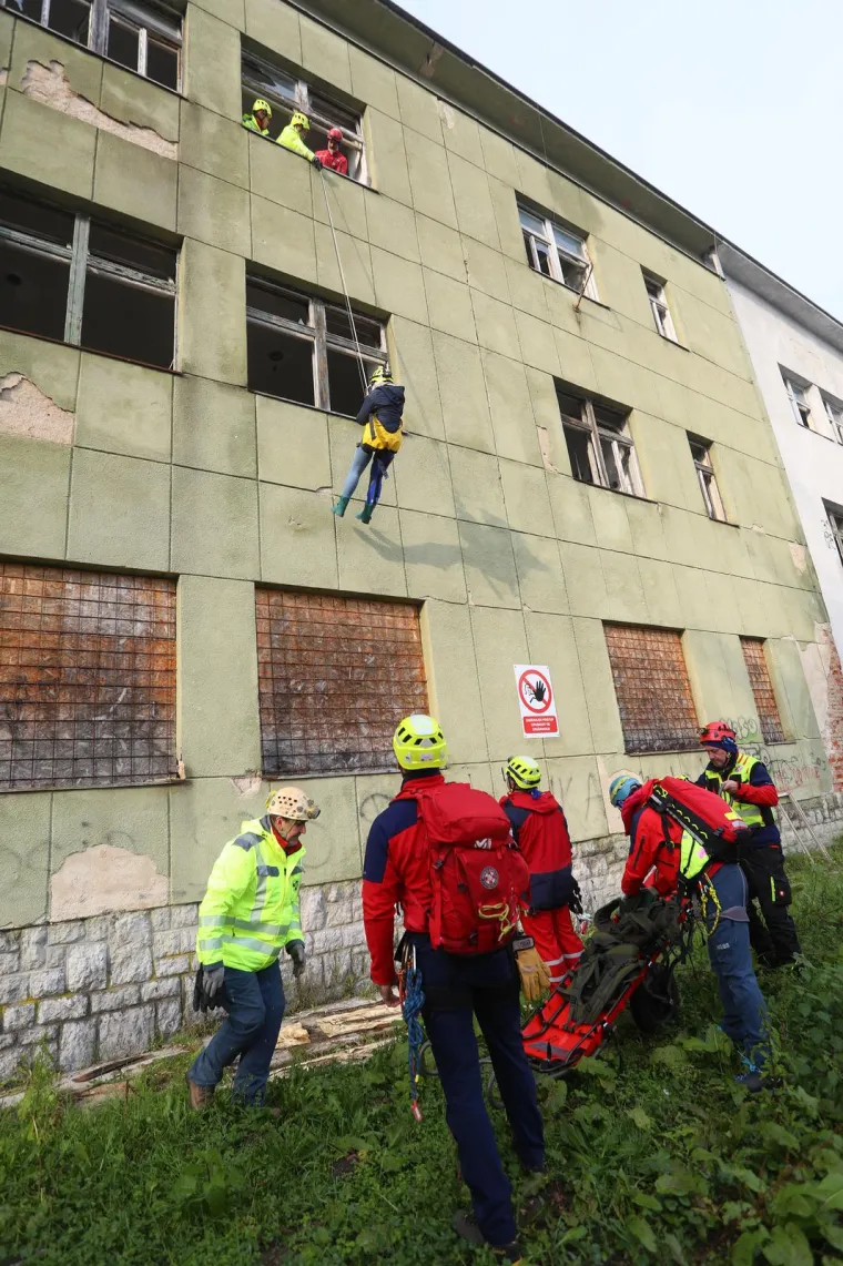 Kao da je potres bio danas: Izvlačenje ljudi preko prozora i otkopavanje cigli s auta