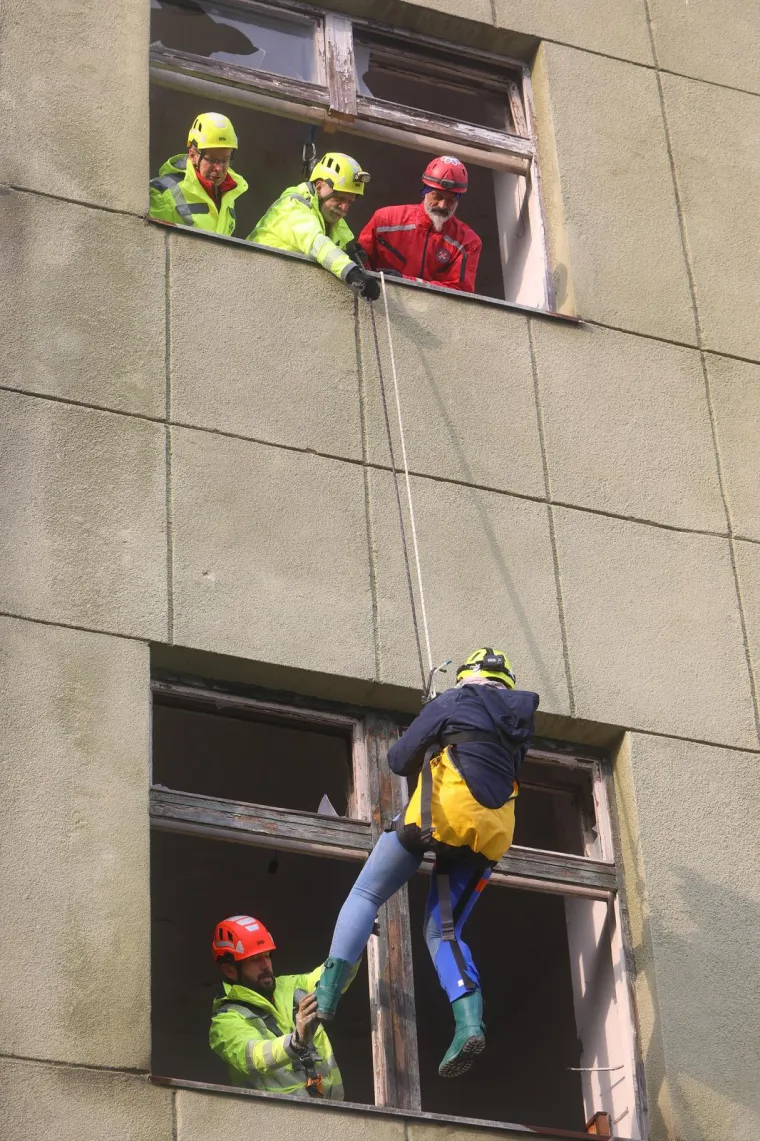Kao da je potres bio danas: Izvlačenje ljudi preko prozora i otkopavanje cigli s auta