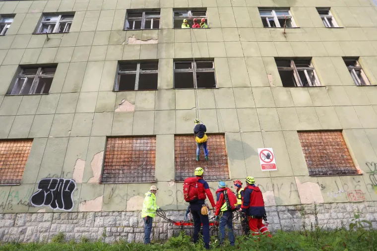 Kao da je potres bio danas: Izvlačenje ljudi preko prozora i otkopavanje cigli s auta