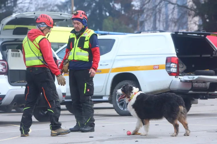 Kao da je potres bio danas: Izvlačenje ljudi preko prozora i otkopavanje cigli s auta