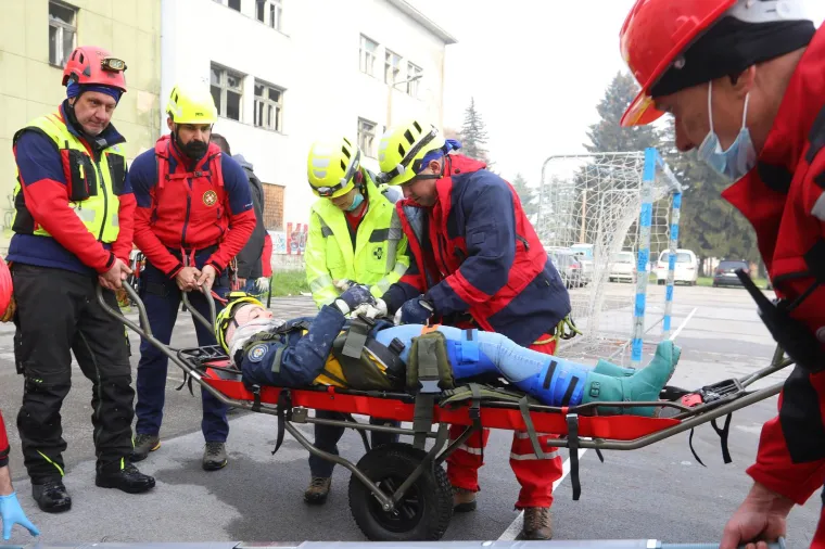 Kao da je potres bio danas: Izvlačenje ljudi preko prozora i otkopavanje cigli s auta