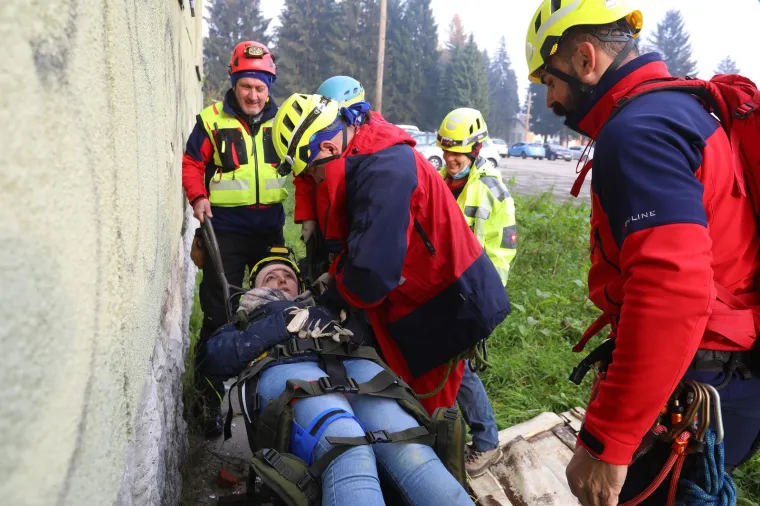 Kao da je potres bio danas: Izvlačenje ljudi preko prozora i otkopavanje cigli s auta