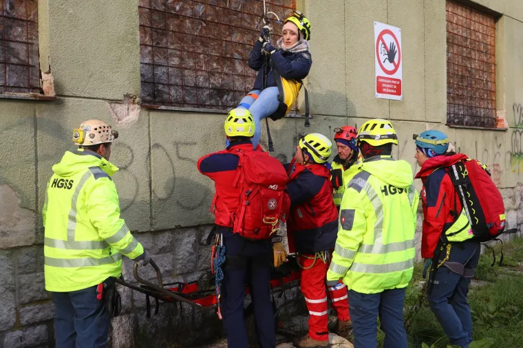 Kao da je potres bio danas: Izvlačenje ljudi preko prozora i otkopavanje cigli s auta