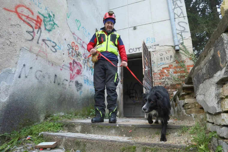 Kao da je potres bio danas: Izvlačenje ljudi preko prozora i otkopavanje cigli s auta
