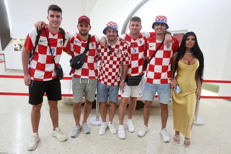 Naši navijači stigli u Katar i fotkali se s misterioznom crnkom, pogledajte što su joj dali da drži u rukama