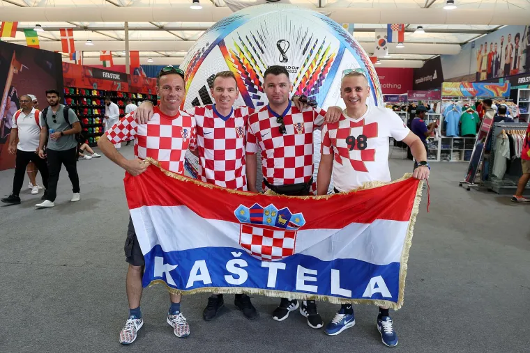 Naši navijači stigli u Katar i fotkali se s misterioznom crnkom, pogledajte što su joj dali da drži u rukama