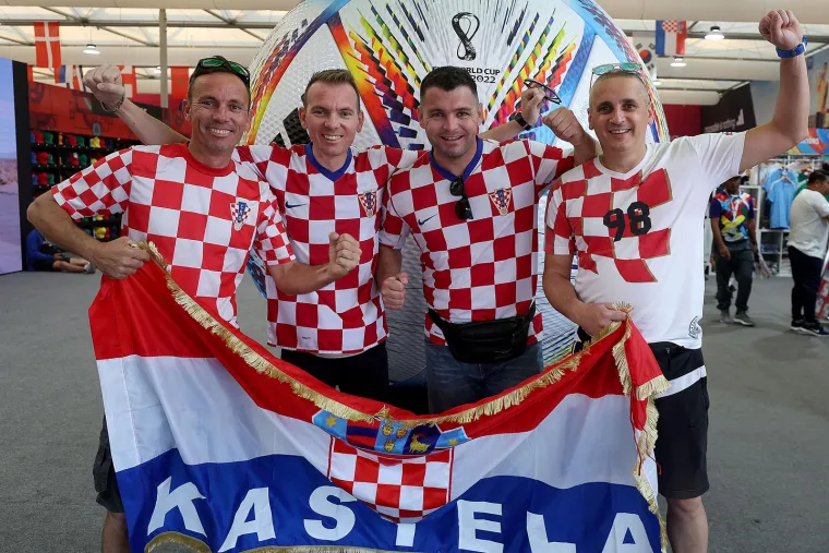 Naši navijači stigli u Katar i fotkali se s misterioznom crnkom, pogledajte što su joj dali da drži u rukama