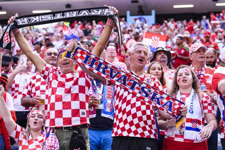 Naši navijači stigli u Katar i fotkali se s misterioznom crnkom, pogledajte što su joj dali da drži u rukama