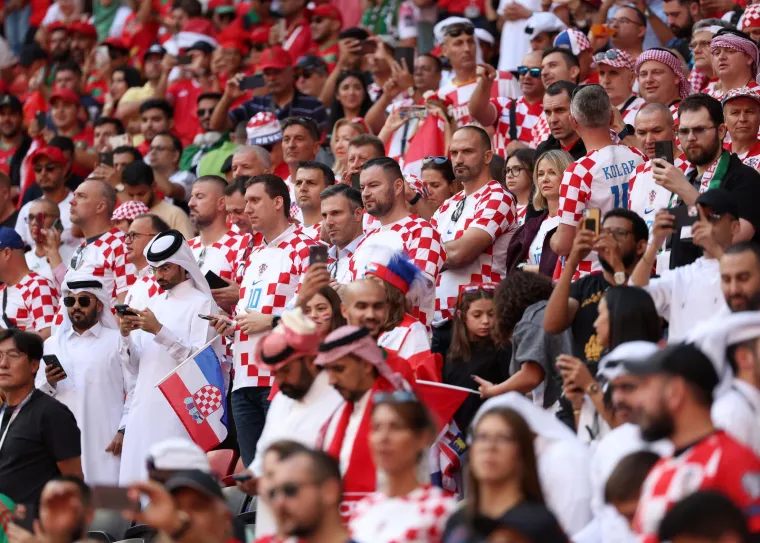 Na&scaron;i navijači stigli u Katar i fotkali se s misterioznom crnkom, pogledajte &scaron;to su joj dali da drži u rukama