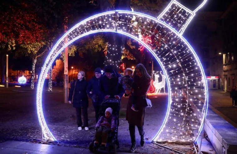 Fascinantne slike adventskog ugođaja u Splitu i Zadru: Sve odi&scaron;e toplom atmosferom