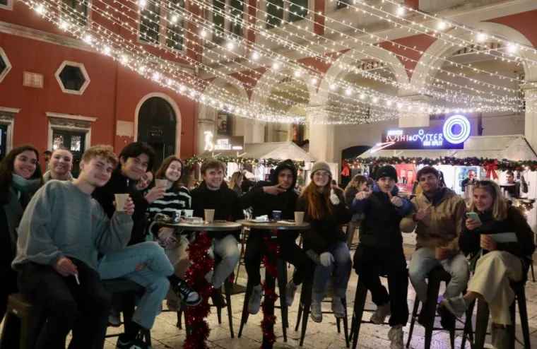 Fascinantne slike adventskog ugođaja u Splitu i Zadru: Sve odi&scaron;e toplom atmosferom